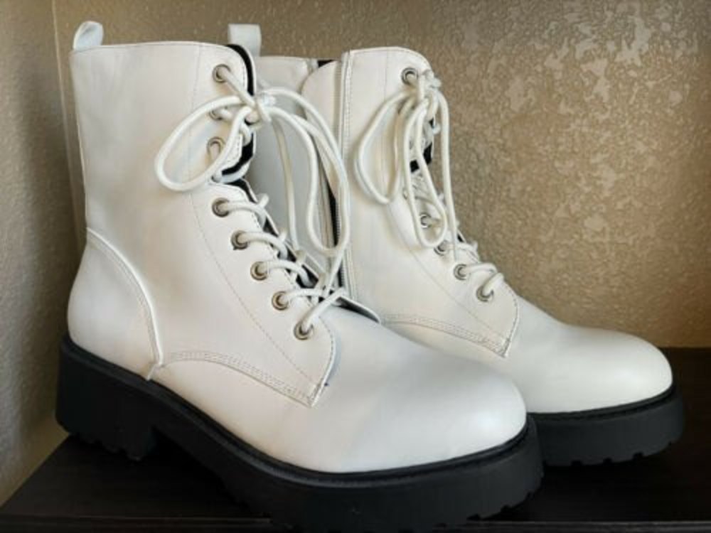 R2 Stomrie White Boots Shoes Womens Size 9.5 NEW With 2 in. Heels White Laces